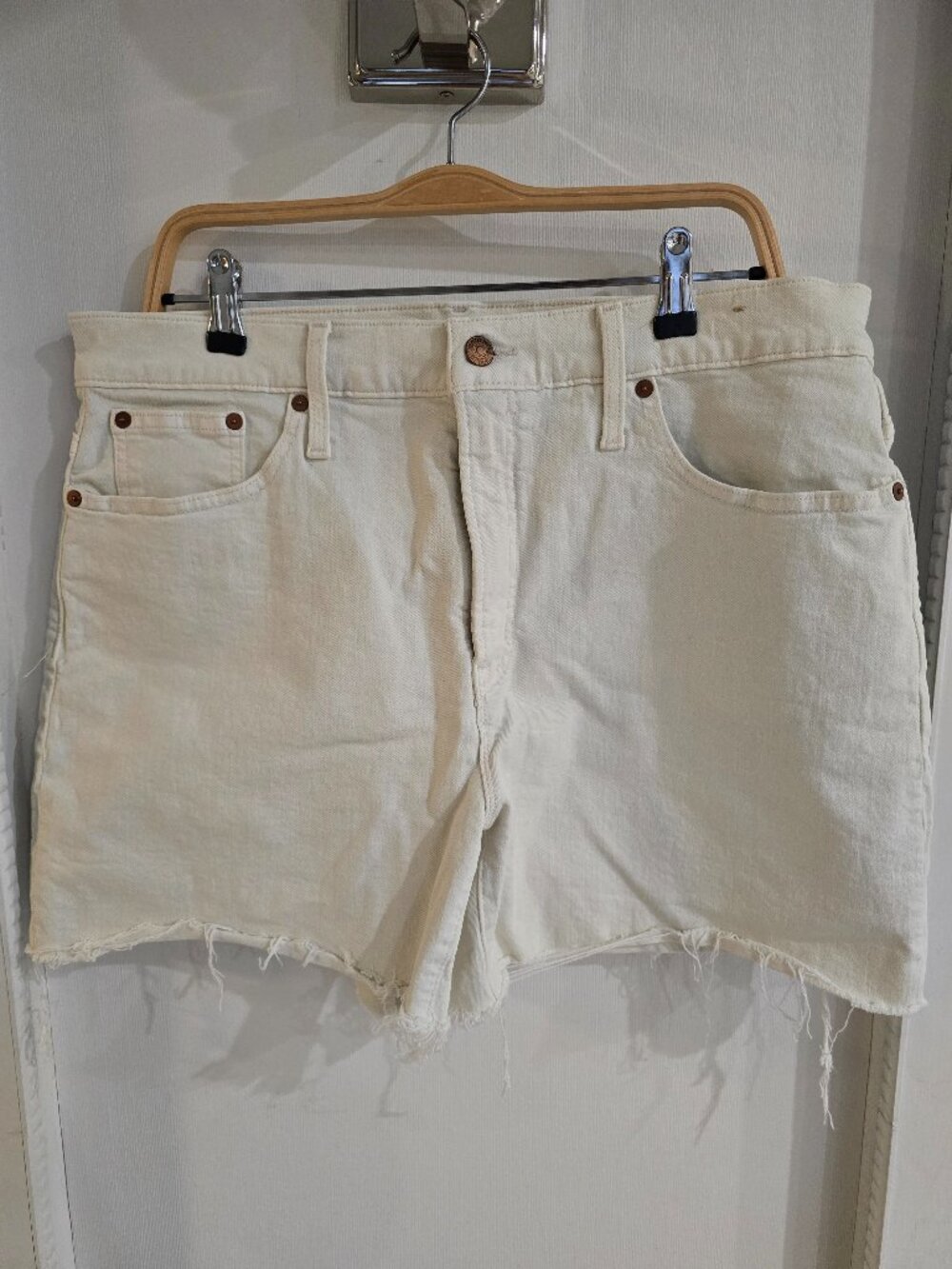 Madewell Perfect Jean Shorts Size 32 Off-White/Cream Raw Hem Mid-Length Women’s